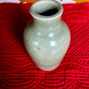 Pottery. Green bud vase. 5.5 in tall